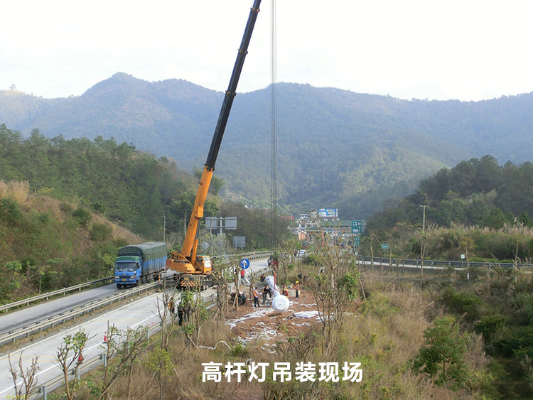 高速公路入口立交30米升降式高桿燈吊裝立桿現(xiàn)場